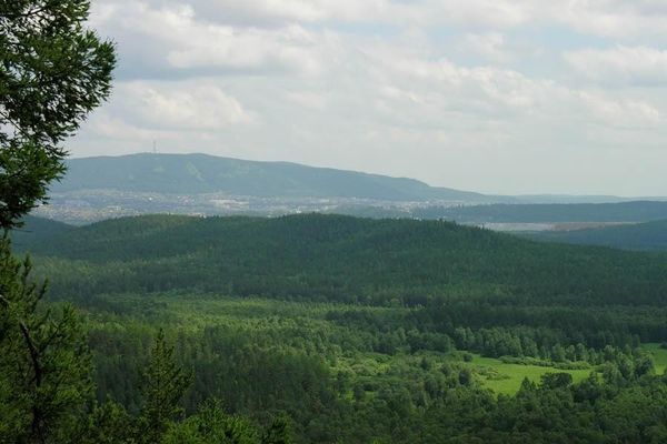 Ильменские горы на заднем плане. Вышка на горе Ильментау. Автор: Cергей Сигачев (http://periskop.livejournal.com/)