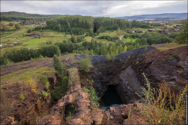 Провал на месте старой железной дороги. Магнитские разломы. Автор: Mishainik (http://mishainik.livejournal.com/)
