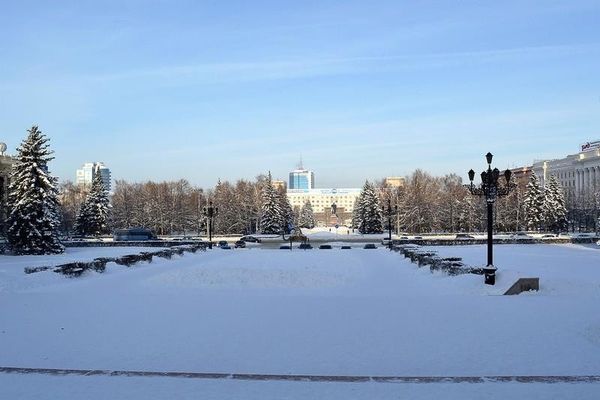 Театральная площадь и прилегающая вплотную площадь Революции. Автор: Олег Агеев (http://oag67.livejournal.com/)