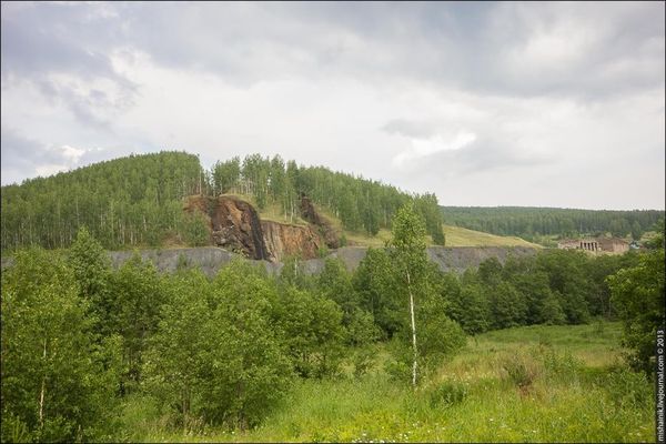 Вид на 2-ю Магнитку. Обрушенная насыпь бывшей железной дороги. Магнитские разломы. Автор: Mishainik (http://mishainik.livejournal.com/)
