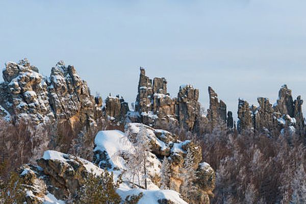 Вид на Инзерские Зубчатки с запада. Автор: Олег Чегодаев (https://www.exje.ru/inzerskie_zubchatki_ski)