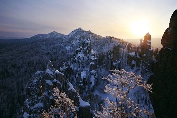 Закат над Инзерскими Зубчатками. Автор: Олег Чегодаев (https://www.exje.ru/inzerskie_zubchatki_ski)