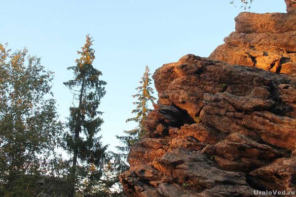 Гора Красный камень. Автор: Павел Распопов (https://uraloved.ru/mesta/chelyabinskaya-obl/krasnyj-kamen)