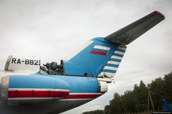 Аэродром Калачево. Хвостовая часть Як-40.