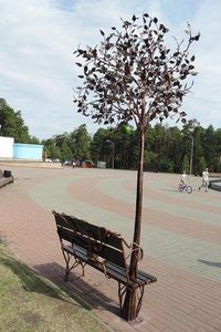Арт-объект «Скамейка с яблоней» Автор: Олег Агеев (http://oag67.livejournal.com/)