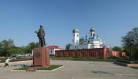 Памятник основателю города Троицка — Неплюеву Ивану Ивановичу и церковь Дмитрия Солунского. Автор: Sandy Programmer.