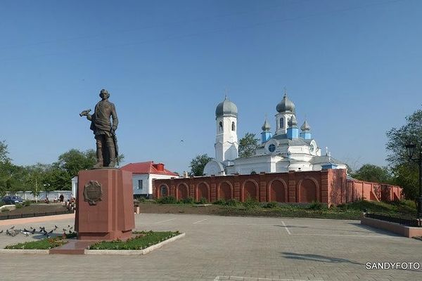 Памятник основателю города Троицка — Неплюеву Ивану Ивановичу и церковь Дмитрия Солунского. Автор: Sandy Programmer.