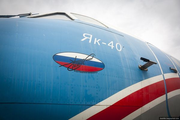 Аэродром Калачево. Як-40. Эмблема екатеринбургского аэропорта Уктус, из которого прибыл самолет.