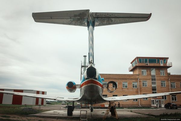 Аэродром Калачево. Як-40. В самолёте отсутвует правый двигатель.