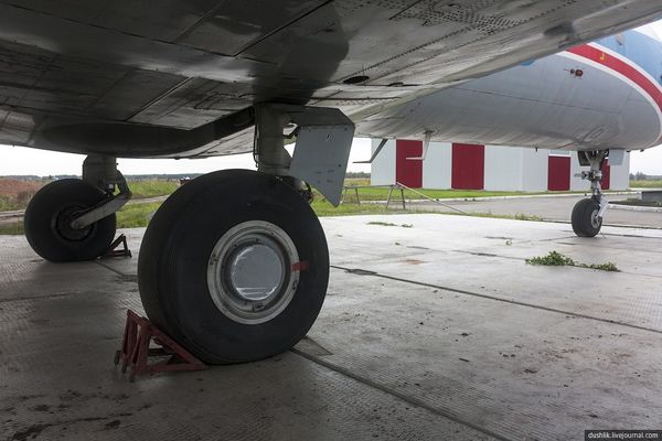 Аэродром Калачево. Стойка шасси Як-40.