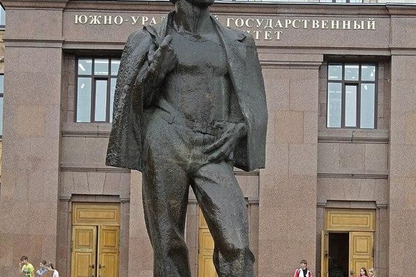 Памятник студенту 1