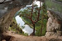 Карстовая арка в Айской долине.