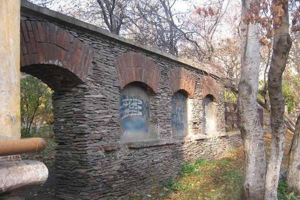 Декоративный забор из дикого камня. Магнитогорск. Немецкий квартал.