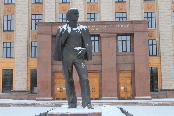 Памятник студенту 2