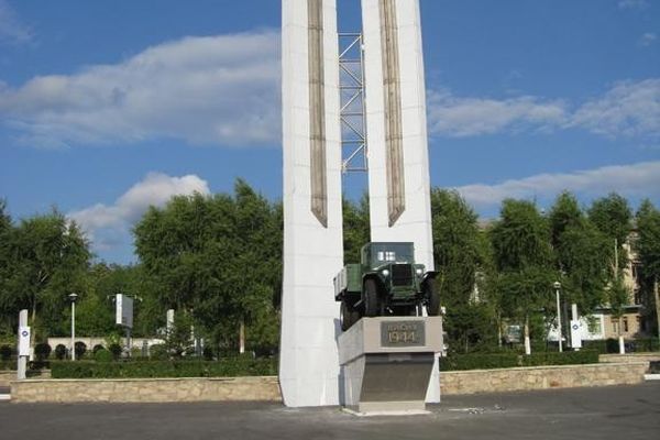 Миасс. Памятник первому уральскому автомобилю. 