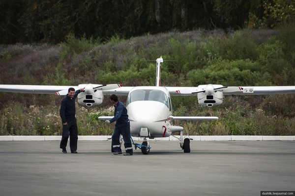 Аэродром Калачево. Буксировка самолёта Tecnam P2006T в ангар.