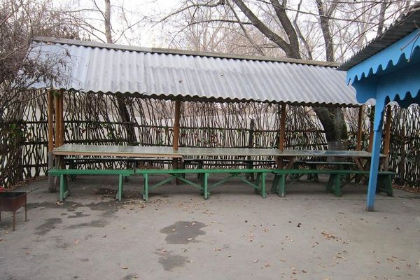 Беседка на страусиной ферме в поселке Полянный.