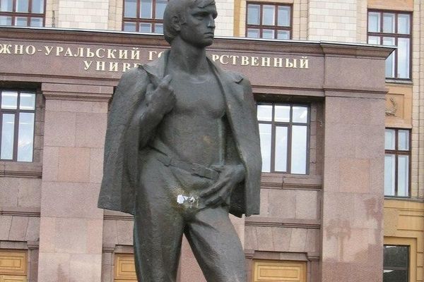 Памятник студенту 4