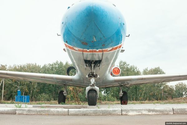 Аэродром Калачево. Носовая часть Як-40.