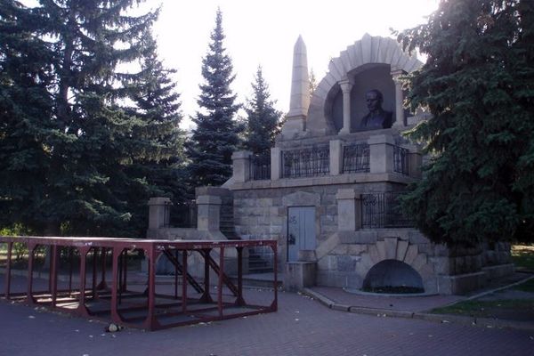 Алое поле