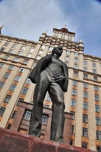 Памятник студенту 3