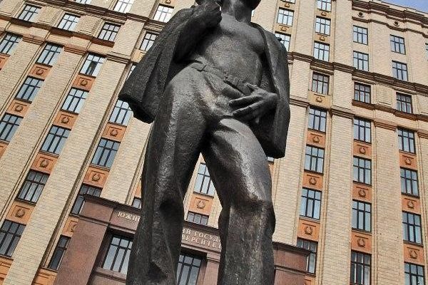 Памятник студенту 3