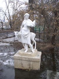 Детский парк имени В.В. Терешковой. Девушка с козой. Автор: is000 (http://chelchel-ru.livejournal.com/736664.html)